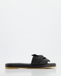 SKÓRZANE KLAPKI 21226 BLACK. Czarne klapki Venezia, bez wzorów, ze skóry, bez obcasa, bez zapięcia. Za 179.00 zł.