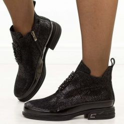 Czarne bk skórzane botki damskie Cambell 60320. Czarne botki Cambell, z aplikacjami, z gumy, eleganckie, z okrągłym noskiem, bez obcasa, na płaskiej podeszwie, bez zapięcia. W wyprzedaży za 339.15 zł.