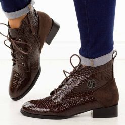 Brązowe lakierowane botki damskie Filippo DBT4824/26. Brązowe botki Filippo, z aplikacjami, z jeansu, eleganckie, z okrągłym noskiem, bez obcasa, na płaskiej podeszwie, bez zapięcia. Za 219.00 zł.