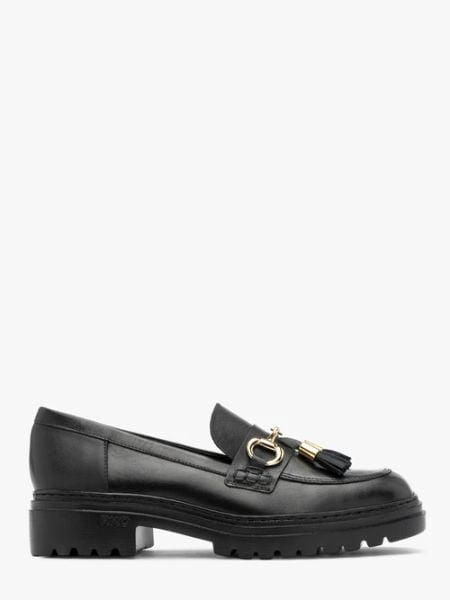 Czarne mokasyny na masywnym spodzie. Czarne mokasyny Ryłko, bez wzorów, ze skóry, z okrągłym noskiem. W wyprzedaży za 399.99 zł.