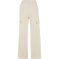 Damskie spodnie dresowe loose fit Urban Classics. Białe spodnie dresowe Urban Classics, bez wzorów, z bawełny, długie. Za 156.00 zł.