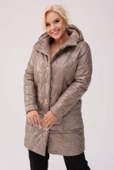 Pikowany ciemno-beżowy płaszcz Vivien z fantazyjnymi kieszeniami OVERSIZE PLUS SIZE XXL JESIEŃ. Brązowe płaszcze Moda Size Plus Iwanek, na jesień, plus size, bez wzorów, z poliesteru, eleganckie, bez kaptura. Za 469.90 zł.