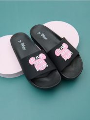 Klapki Myszka Miki - czarny. Czarne klapki Sinsay, bez wzorów, bez obcasa, bez zapięcia. Za 39.99 zł.