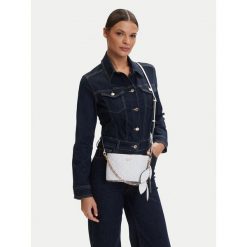 Torebka Guess. Białe torebki klasyczne Guess, z aplikacjami, klasyczne, bez dodatków. Za 674.99 zł.