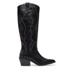 Kozaki Call It Spring. Czarne kozaki Call it Spring, bez wzorów, bez obcasa, na słupku, bez zapięcia. Za 499.99 zł.