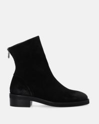 ZAMSZOWE BOTKI W KOLORZE CZARNYM G004SUBLOBB053. Czarne botki Venezia, bez wzorów, ze skóry, bez obcasa, bez zapięcia. Za 499.00 zł.