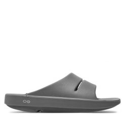 Klapki OOfos. Szare klapki oofos, bez wzorów, bez obcasa, bez zapięcia. Za 259.99 zł.