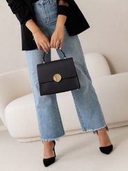 Lia Biassoni Skórzana torebka "Ensa" w kolorze czarnym - 26 x 22 x 12 cm rozmiar: onesize. Czarne torebki klasyczne Lia Biassoni, bez wzorów, z materiału, przez ramię, bez dodatków. Za 304.99 zł.