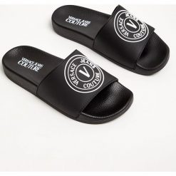 Klapki VERSACE JEANS COUTURE. Białe klapki Versace Jeans Couture, bez wzorów, z jeansu, bez obcasa, bez zapięcia. W wyprzedaży za 209.30 zł.