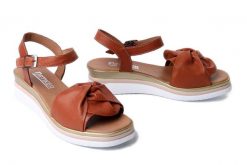 Artiker Relaks 58C3195 Brązowy, sandały damskie. Brązowe sandały Artiker Relaks, bez wzorów, ze skóry, bez obcasa, na koturnie, bez zapięcia. Za 239.90 zł.