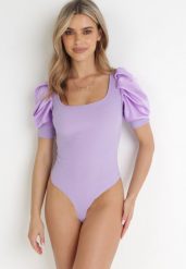 Fioletowe Prążkowane Body z Bufiastymi Rękawami Teasea. Fioletowe body i gorsety Born2be, bez wzorów, prążkowane, bez ramiączek. Za 89.99 zł.