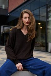 Sweter z dekoltem w serek brązowy. Brązowe swetry MOODO, l, bez wzorów, z poliamidu, bez ramiączek. Za 129.99 zł.