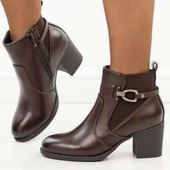 Brązowe botki damskie na obcasie M.Daszyński Sa250-15. Brązowe botki M.Daszyński, z aplikacjami, z dzianiny, eleganckie, z okrągłym noskiem, bez obcasa, na obcasie, bez zapięcia. Za 259.00 zł.