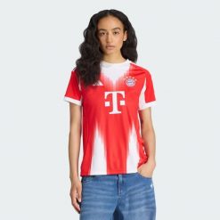 Koszulka FC Bayern 25/26 Home. Czerwone t-shirty sportowe adidas, bez wzorów, bez ramiączek, do piłki nożnej. Za 439.00 zł.