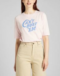 LEE HALF SLEEVE TEE DAMSKI T-SHIRT KOSZULKA NADRUK LOGO PALE LILAC L41ZEPSU 112140063. T-shirty Lee, l, bez wzorów, bez kołnierzyka, bez ramiączek. Za 69.99 zł.