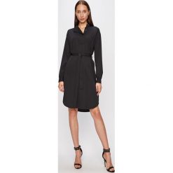 Calvin Klein - Sukienka. Czarne sukienki Calvin Klein, na co dzień, bez wzorów, z materiału, casualowe, bez kołnierzyka, bez ramiączek, maxi, proste. Za 599.90 zł.