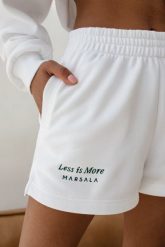 Szorty z dzianiny dresowej z haftem zielonym w kolorze CHEMICAL WHITE - LE PETIT. Białe szorty sportowe Marsala, bez wzorów, z bawełny, z podwyższonym stanem, na fitness i siłownię. Za 189.90 zł.