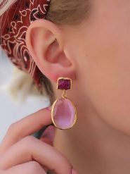 Pierres delicates Pozłacane kolczyki-wkrętki z kocim okiem i agatami rozmiar: onesize. Różowe kolczyki Pierres delicates, z agatem, pozłacane. Za 117.45 zł.