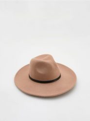 Wełniany kapelusz - beżowy. Brązowe kapelusze Reserved, bez wzorów, z wełny. W wyprzedaży za 45.99 zł.