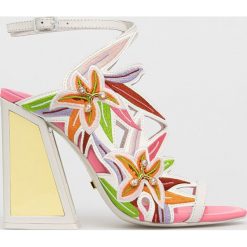 Kat Maconie sandały Calypso. Sandały Kat Maconie, bez wzorów, z materiału, bez obcasa, na obcasie, bez zapięcia. W wyprzedaży za 1,329.90 zł.