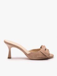 Beżowe klapki na obcasie z kokardą. Brązowe klapki Ryłko, bez wzorów, z gumy, eleganckie, bez obcasa, na obcasie, bez zapięcia. Za 379.99 zł.