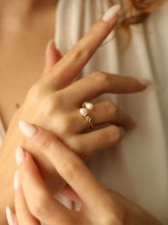 Pierres delicates Pozłacany pierścionek z perłami i cyrkoniami rozmiar: onesize. Białe pierścionki Pierres delicates, z cyrkonią, pozłacane. Za 30.99 zł.