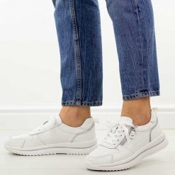 Białe skórzane półbuty damskie Jezzi 9784. Białe półbuty wsuwane Jezzi, na jesień, bez wzorów, ze skóry, casualowe, z okrągłym noskiem, bez obcasa, na płaskiej podeszwie. Za 229.00 zł.