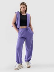 4F Spodnie dresowe oversize damskie - fioletowe XL. Fioletowe spodnie dresowe 4f, bez wzorów, z bawełny, sportowe. W wyprzedaży za 69.99 zł.