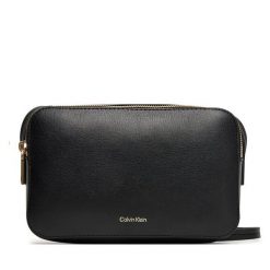 Torebka Calvin Klein. Czarne listonoszki Calvin Klein, bez wzorów, bez dodatków. Za 299.99 zł.