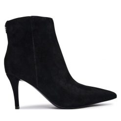 Botki Guess. Czarne botki Guess, z aplikacjami, bez obcasa, na szpilce, bez zapięcia. Za 674.99 zł.
