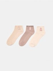 Prążkowane skarpetki z haftowanymi misiami 3 pack - kremowy. Białe skarpetki Sinsay, bez wzorów, prążkowane. Za 12.99 zł.