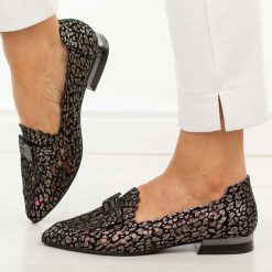 Czarne ażurowe skórzane półbuty damskie Cambell 35307. Czarne półbuty wsuwane Cambell, na lato, w ażurowe wzory, z materiału, eleganckie, bez obcasa, na obcasie. Za 229.00 zł.