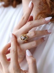 L'Atelier de Gaia Pozłacany pierścionek z tygrysim okiem rozmiar: onesize. Brązowe pierścionki L'Atelier de Gaia, pozłacane. Za 84.21 zł.