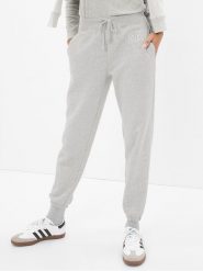 Gap Spodnie dresowe 463492-02 Szary Regular Fit. Szare spodnie dresowe GAP, bez wzorów, z bawełny. Za 69.99 zł.