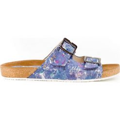 Klapki na korkowej podeszwie - skóra naturalna - model 340 - kolor niebieskie kwiaty. Niebieskie klapki Zapato, bez wzorów, z jeansu, klasyczne, bez obcasa, na płaskiej podeszwie, bez zapięcia. Za 289.00 zł.