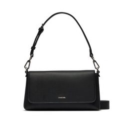 Torebka Calvin Klein. Czarne torebki klasyczne Calvin Klein, bez wzorów, klasyczne, bez dodatków. Za 329.99 zł.