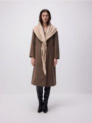 Trójkątny szalik z domieszką wełny - beżowy. Brązowe szaliki i kominy Reserved, bez wzorów, z wełny. W wyprzedaży za 65.99 zł.