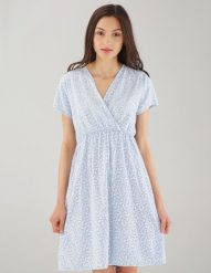 Niebieska sukienka mini. Niebieskie sukienki Unisono, s, bez wzorów, z wiskozy, bez kołnierzyka, bez ramiączek, mini, kopertowe. Za 139.00 zł.