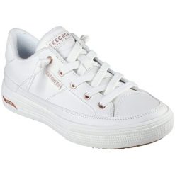 Buty sportowe damskie Skechers Arch Fit Arcade On. Białe buty sportowe lifestyle Skechers, bez wzorów, ze skóry ekologicznej, bez zapięcia, na fitness i siłownię. Za 490.00 zł.