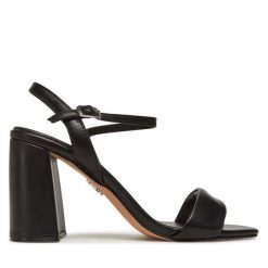 Sandały Steve Madden. Czarne sandały Steve Madden, bez wzorów, bez obcasa, na słupku, bez zapięcia. Za 319.99 zł.