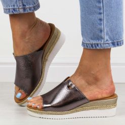 Srebrne pw klapki damskie na koturnie Potocki 21005. Szare klapki POTOCKI, z aplikacjami, z materiału, eleganckie, bez obcasa, na koturnie, bez zapięcia. Za 129.00 zł.