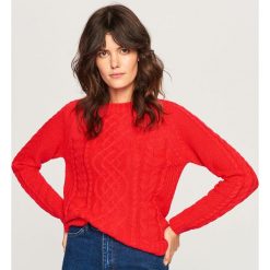 Sweter z ozdobnym splotem - Czerwony. Czerwone swetry Reserved, l, bez wzorów, ze splotem, bez ramiączek. Za 69.99 zł.