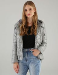 Pikowana kurtka z kapturem. Szare kurtki Unisono, s, bez wzorów, z tkaniny, z kapturem. Za 249.00 zł.