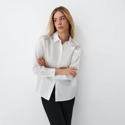 Biała koszula z aplikacją - Biały. Białe koszule Mohito, z aplikacjami, bez kołnierzyka, bez ramiączek. Za 119.99 zł.