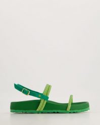 ZIELONE SANDAŁY 1389-E978 GRE-SM. Zielone sandały Venezia, bez wzorów, ze skóry, bez obcasa, bez zapięcia. Za 259.00 zł.