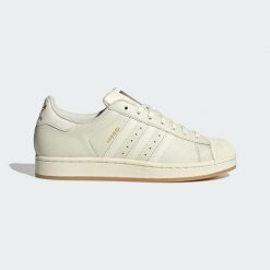 Buty SUPERSTAR MESSI. Białe buty treningowe adidas, bez wzorów, z gumy, bez zapięcia, do piłki nożnej, Adidas Superstar. Za 529.00 zł.