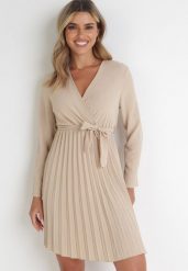 Beżowa Sukienka Plisowana z Kopertowym Dekoltem i Paskiem Minesia. Brązowe sukienki Born2be, m, bez wzorów, z materiału, eleganckie, bez kołnierzyka, bez ramiączek, mini, kopertowe. W wyprzedaży za 84.99 zł.