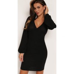 Czarna Sukienka Alcynome. Czarne sukienki Renee, l, z aplikacjami, z dzianiny, bez kołnierzyka, bez ramiączek, mini, dopasowane. W wyprzedaży za 119.99 zł.