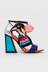 Kat Maconie sandały skórzane Aya na słupku. Sandały Kat Maconie, bez wzorów, z materiału, bez obcasa, na obcasie, bez zapięcia. W wyprzedaży za 1,249.90 zł.