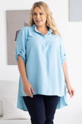 Tunika dłuższy tył elegancka GOSIA błękitna. Niebieskie tuniki KARKO, plus size, bez wzorów, z elastanu, eleganckie, z asymetrycznym kołnierzem, bez ramiączek. Za 169.50 zł.